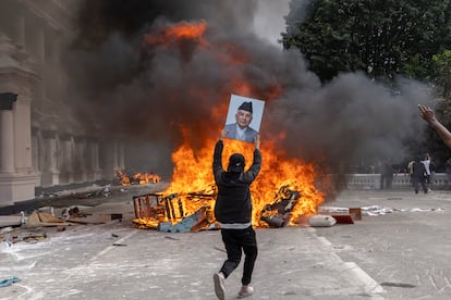 Un manifestante sostiene una foto del ex primer ministro de Nepal K.P. Sharma Oli durante la protesta en Katmandú (Nepal), este martes. 