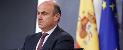 El ministro de Economía, Luis de Guindos, tras el Consejo de Ministros.