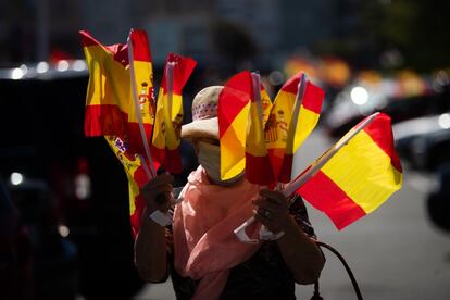 Una participante en la manifestación convocada por Vox, este sábado en A Coruña.