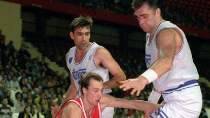Biriukov y Sabonis defienden al jugador del CSKA Evans, durante un partido de la Euroliga de 1994. EFE