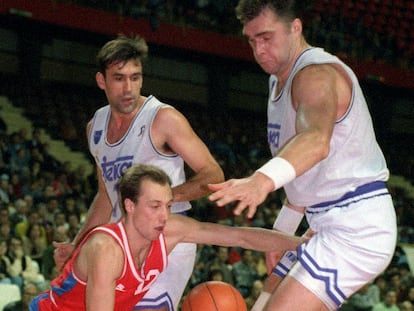 Biriukov y Sabonis defienden al jugador del CSKA Evans, durante un partido de la Euroliga de 1994. EFE