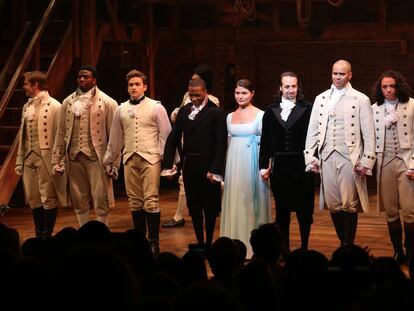 Los actores del musical 'Hamilton' saludan al final de una función.