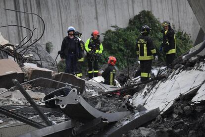 Equipos de rescate buscan víctimas entre los escombros del puente Morandi.