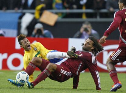 Neymar y Vizcarrondo luchan por el balón en el partido entre Brasil y Venezuela.