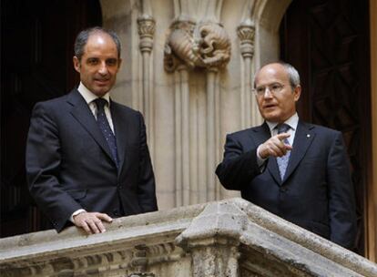 Camps y Montilla en las escaleras del patio del Palau de la Generalitat, ayer, tras concluir su entrevista.