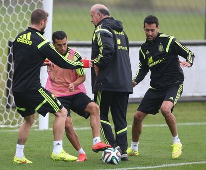 Pedrito controla el balón entre Piqué, Del Bosque y Busquets.