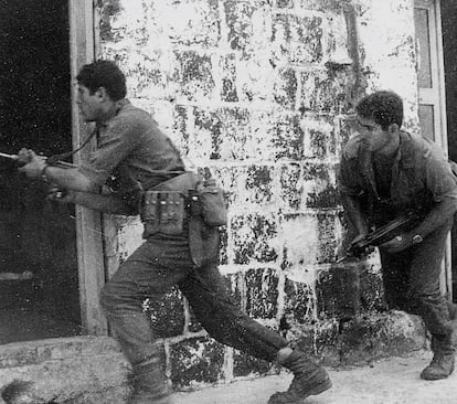 Benjamín Netanyahu, a la derecha de la imagen, en un entrenamiento militar, en una fotografía datada en 1971.