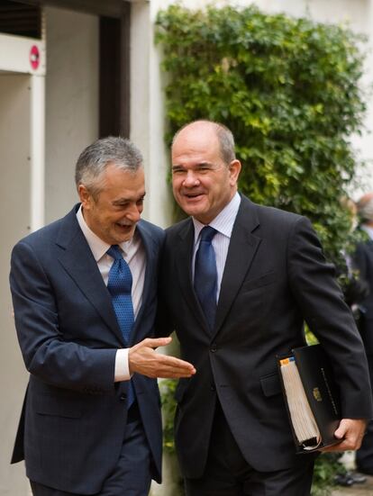 El vicepresidente del Gobierno, Manuel Chaves, y el presidente de la Junta de Andalucía, charlan antes del arranque de la reunión.