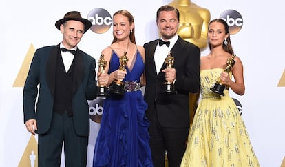 Los actores, Mark Rylance, Brie Larson, Leonardo DiCaprio y Alicia Vikander muestran sus estatuillas.