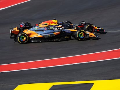 Lando Norris (abajo) y Max Verstappen (arriba) durante la carrera del GP de Estados Unidos.