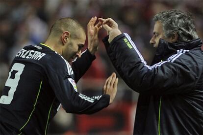 Mourinho felicita a Benzema tras el tanto del francés.