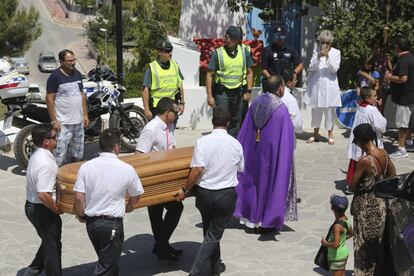 El féretro de Ángel Nieto es transportado durante la celebración de su funeral. 