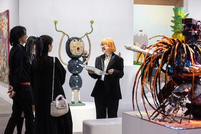 Tres jóvenes interesados por el arte visitan la galería japonesa Nanzuka.