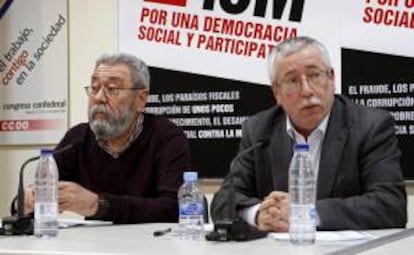 Los secretarios generales de CCOO, Ignacio Fernández Toxo, y de UGT, Cándido Méndez, ayer durante la presentación de la jornada de manifestaciones "contra el paro y por la regeneración de la democracia" del 10 de marzo (10M), en Madrid.