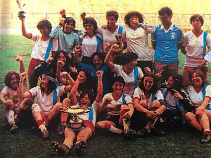 Las jugadoras del equipo gallego del Karbo celebran el título de la Copa de la Reina de 1981