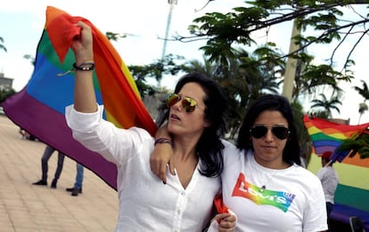 Un par de mujeres durante una marcha en San José.