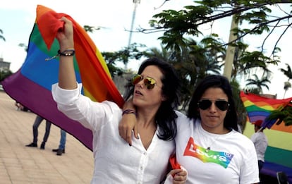 Un par de mujeres durante una marcha en San José. 