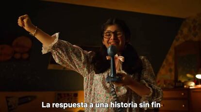 Suzie (Gabriella Pizzolo) canta 'Never Ending Story' en 'Stranger Things'.