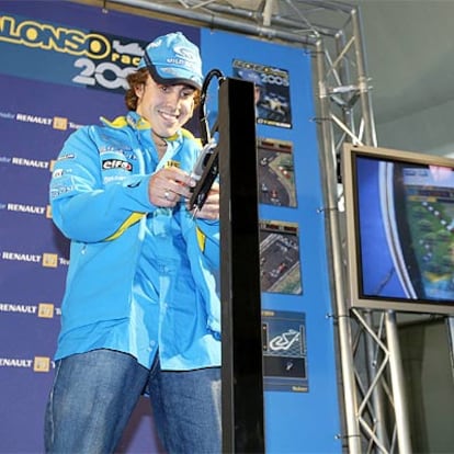 Fernando Alonso, ayer en Barcelona, presentando un juego.