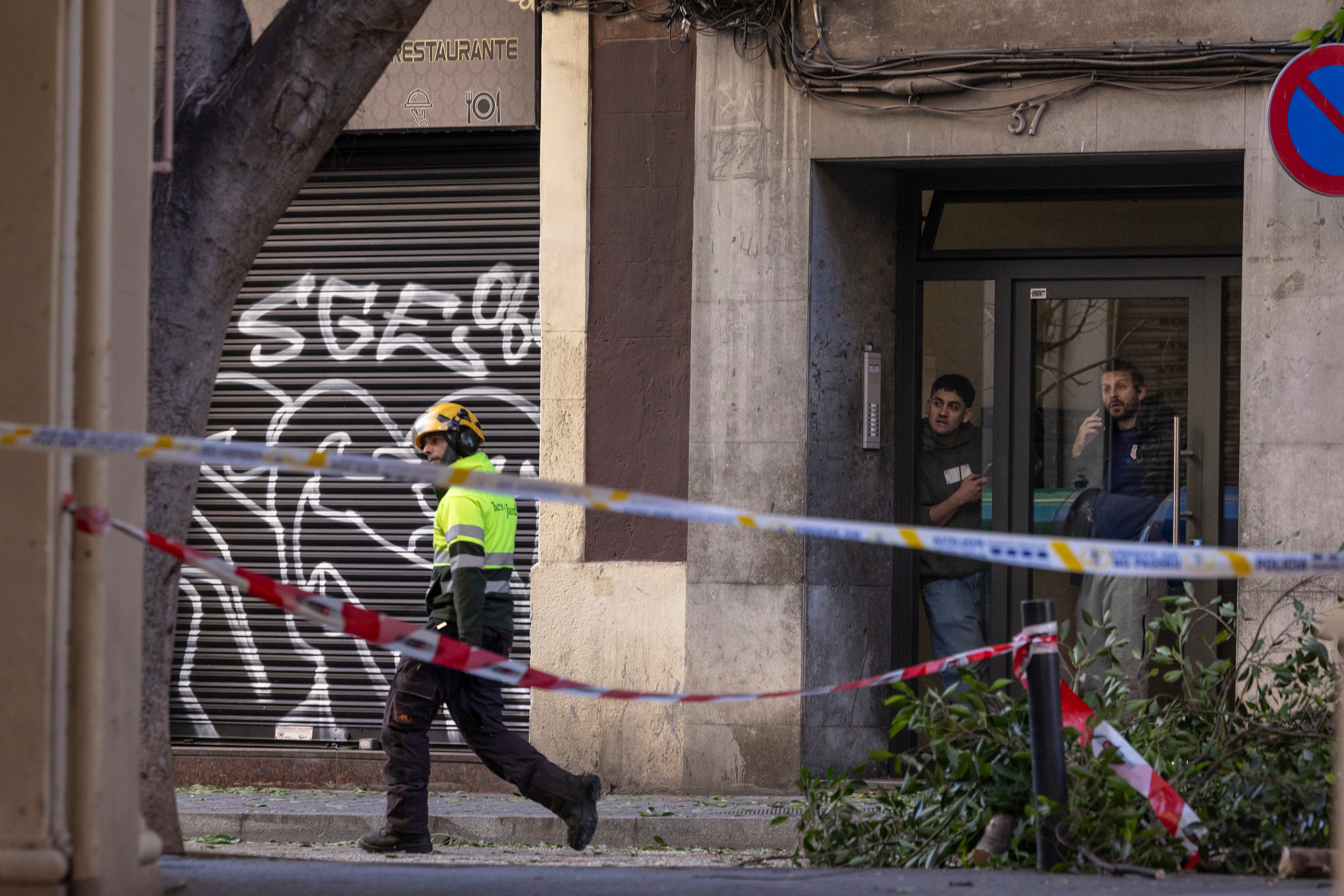 Vecinos encerrados en su portal esta mañana, en la C/Oliveras.