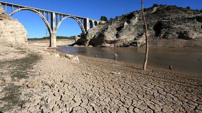 El embalse de Entrepeñas en la Alcarria Baja de Guadalajara, casi vacío (archivo). / J. VILLANUEVA