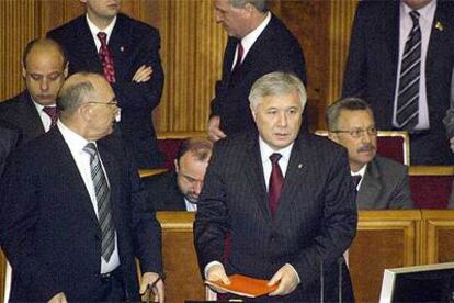 El primer ministro de Ucrania, Yuri Yejanúrov (en el centro), ayer en el Parlamento de Kiev.