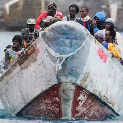 LOS CRISTIANOS (TENERIFE) (ESPAÑA), 19/09/2024.- La Salvamar Alpheratz, de Salvamento Marítimo, ha acompañado a última hora de la mañana al puerto de Los Cristianos, en Tenerife, a un cayuco con unos 80 inmigrantes a bordo localizado al sur de la isla. EFE/Alberto Valdés