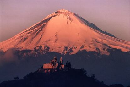 Iglesia de Nuestra Señora de los Remedios, en Cholula, con el volcán Popocatépetl al fondo.