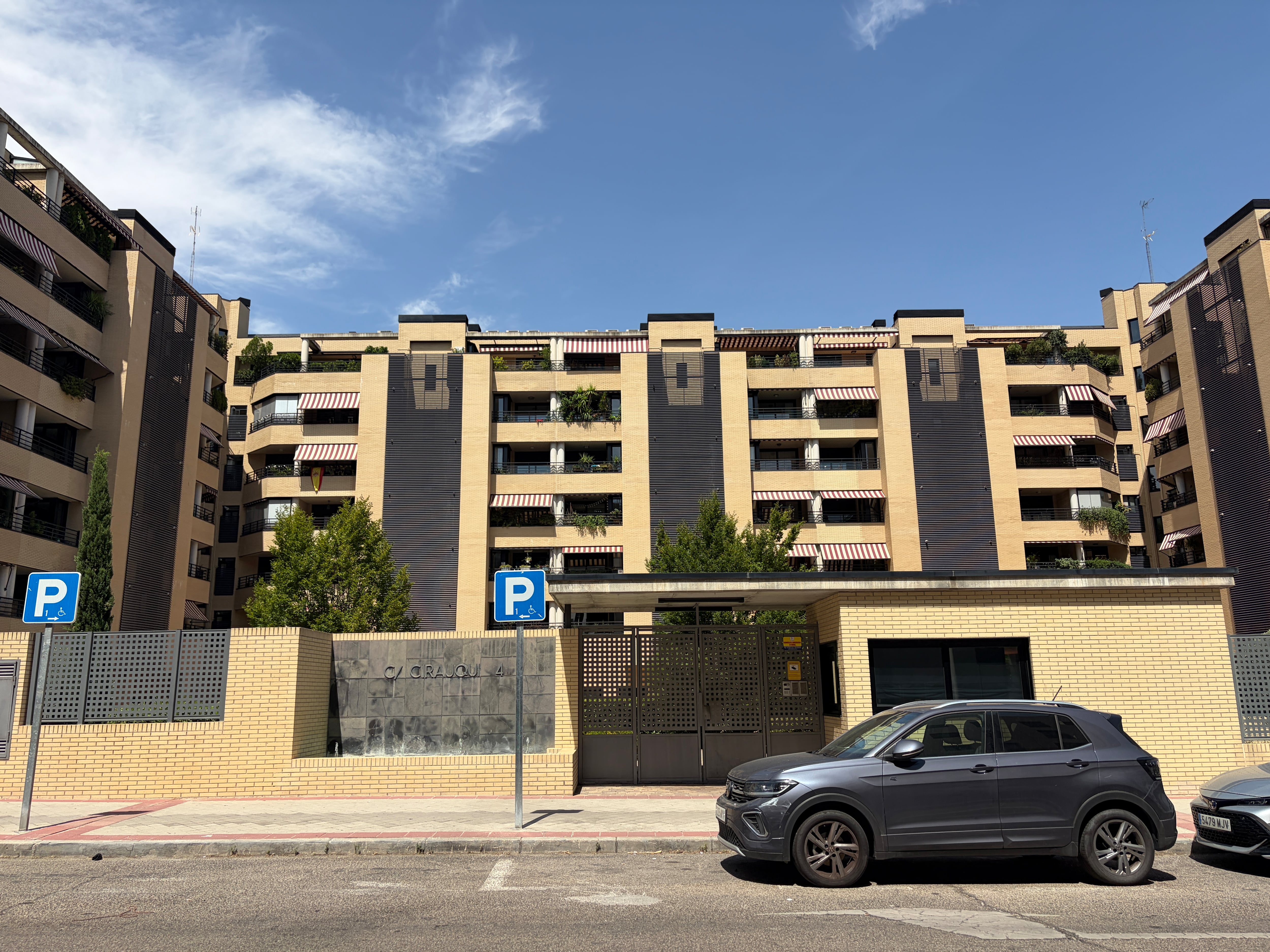 La entrada de la urbanización en la que se ha producido el crimen de un hombre de 37 años.