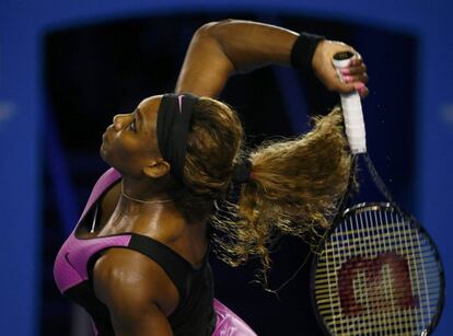 La estadounidense Serena Williams ejecutando su saque ante Ashleigh Barty en su debut en el Abierto de Australia de tenis 2014, en Melbourne (Australia).