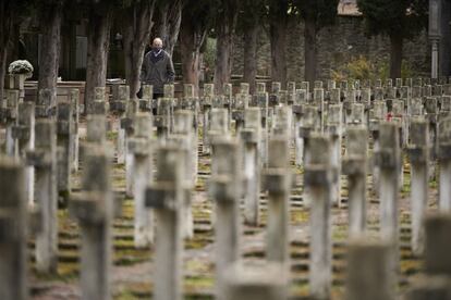 Un hombre visita las cruces de los caídos en el cementerio de Pamplona, este lunes.
