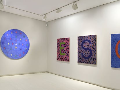 Visión de la exposición <i>Letras,</i> de Alfredo Alcaín, en la galería Elvira González.