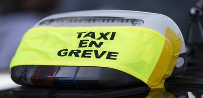 El lema &quot;Taxi en huelga&quot; colocado en el indicador luminoso de un veh&iacute;culo mientras participaba el pasado viernes en una jornada contra Uber en Francia.