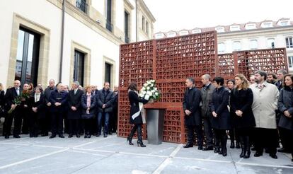 La presidenta del Parlamento vasco, Bakartxo Tejeria, coloca una ofrenda floral en memoria de Buesa y su escolta en el monumento a las víctimas que se levanta en la Cámara.