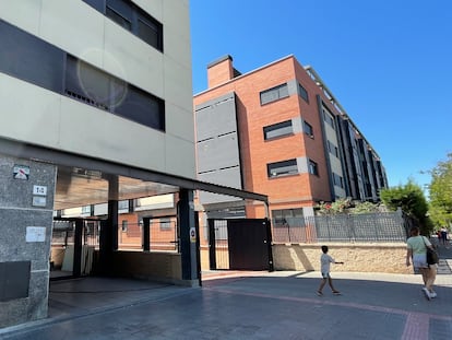 Entrada a la finca número 14 de la avenida Carmen Laforet, en Torrejón de Ardoz.