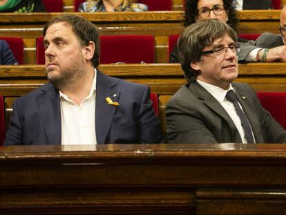 Carles Puigdemont y Oriol Junqueras, en el Parlamento catalán, en una imagen de archivo.