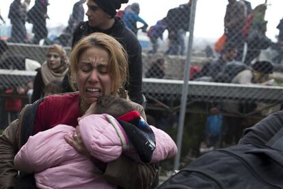 La situación en la frontera entre Grecia y Macedonia continúa empeorando y en estos momentos hay unas 8.000 personas esperando en el puesto fronterizo de Idomeni (zona griega) poder cruzar hacia la Antigua República Yugoslava de Macedonia, que tan solo permite el paso varias horas al día. En la imagen, una mujer intenta huir de los enfrentamientos en la frontera griega de Indomeni.