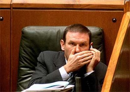 El <i>lehendakari,</i> Juan José Ibarretxe, durante el pleno celebrado ayer en el Parlamento vasco.