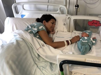 Una mare amb el seu nadó a l'Hospital de Sant Pau. 