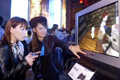 Una usuaria prueba un juego de la consola PlayStation2 en una muestra organizada en Tokio en 2001.