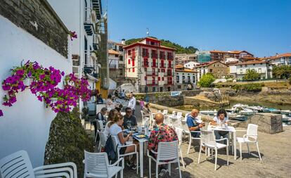 La terraza del hotel El Puerto, en Mundaka.