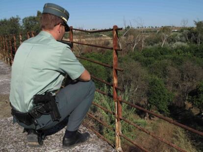 Imagen facilitada por la Guardia Civil en la que puede apreciarse el corte de la barandilla de La Algaba, que dos personas trataron de robar anoche.