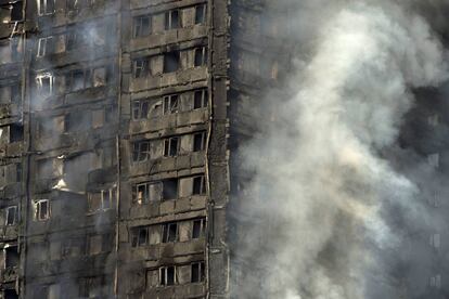 Bombeiros trabalham no edifício Grenfell, na Latimer Road, no bairro de Notting Hill (North Kensington).