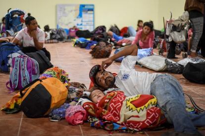 Este jueves, los diferentes grupos de la caravana avanzan por Guatemala. En la imagen, migrantes hondureños descansan en el refugio Casa del Migrante de Chiquimula (Guatemala), el 16 de enero, después de cruzar la frontera desde Honduras en su camino a los Estados Unidos.