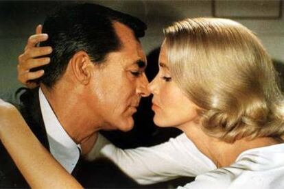 Cary Grant, junto a Eva Marie Saint, en la película <i>Con la muerte en los talones,<i> de Alfred Hitchcock.