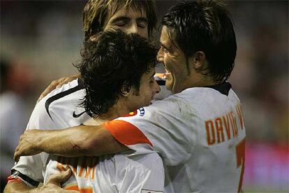 Aimar es abrazado por Villa, a la derecha, y Albelda, tras su gol.
