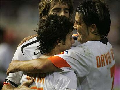Aimar es abrazado por Villa, a la derecha, y Albelda, tras su gol.