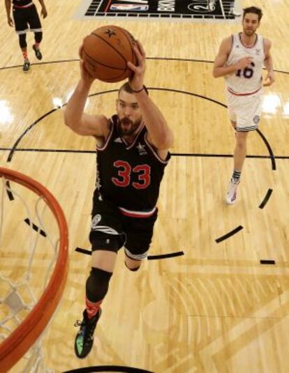 Marc Gasol anota ante la mirada de Pau.