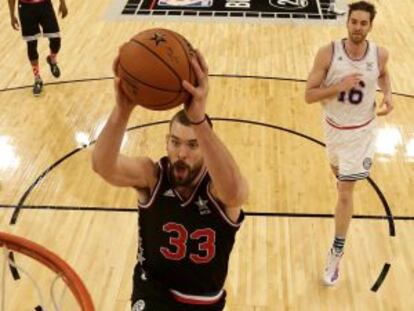 Marc Gasol anota ante la mirada de Pau.