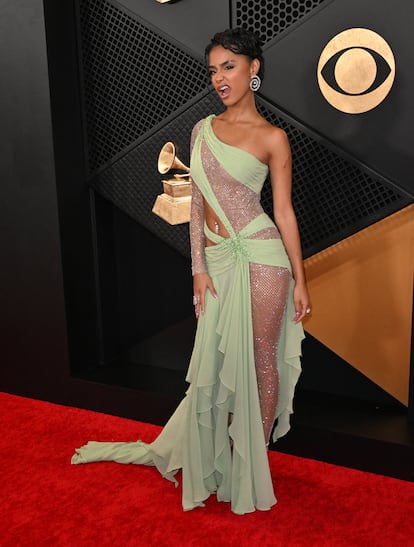 La directora de videos musicales Vashtie Kola recogió el premio con este vestido verde de Atelier Versace.